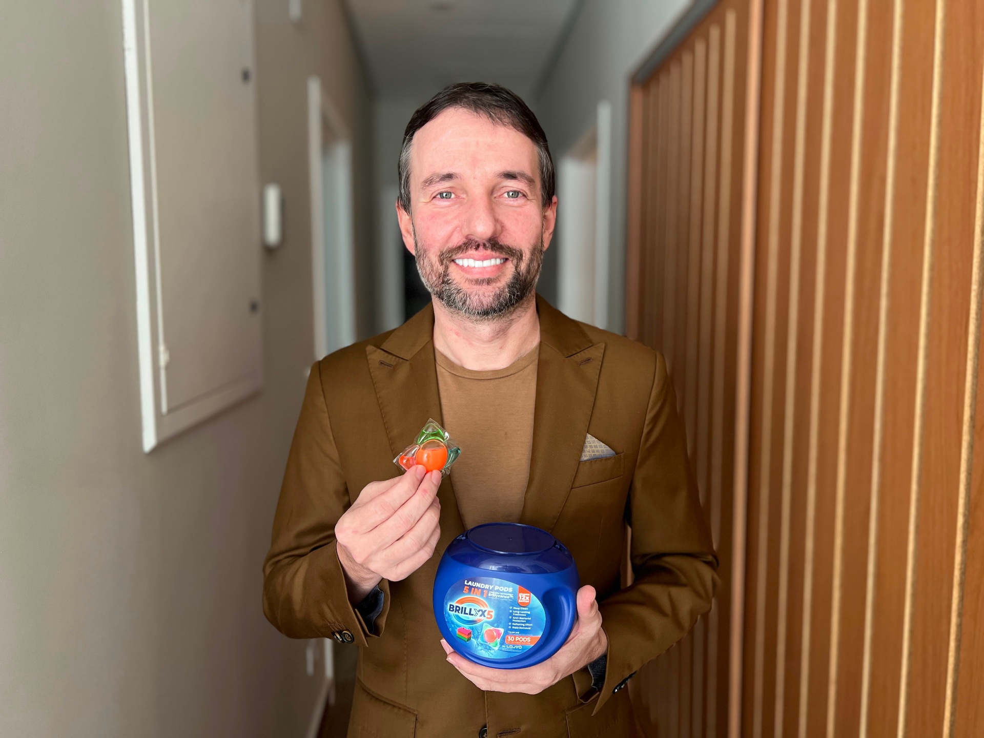 André Prinou segurando a embalagem oficial Brillyx5 Pods 5 em 1